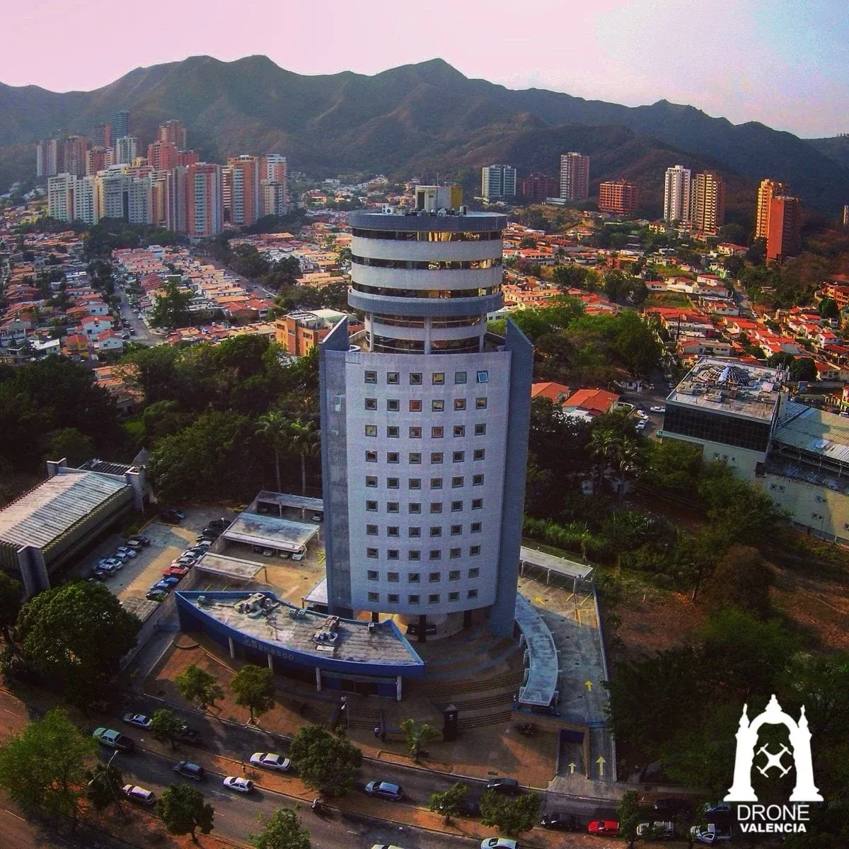 Vista aérea de la Torre Ejecutiva y la ciudad de Valencia, Carabobo